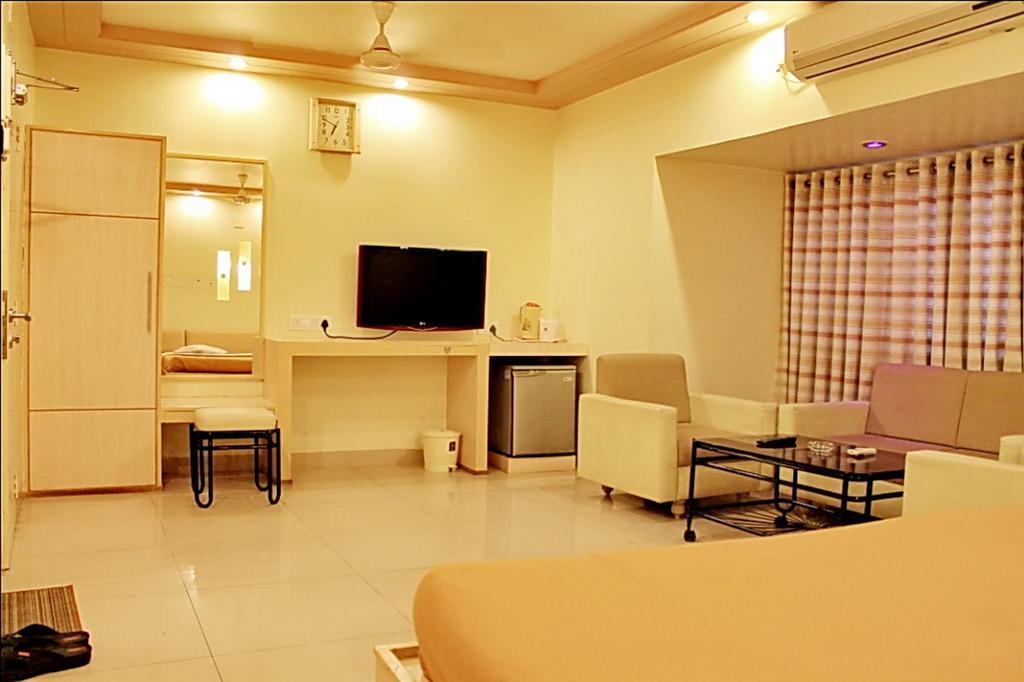 Hotel Kuber Porbandar Quarto foto